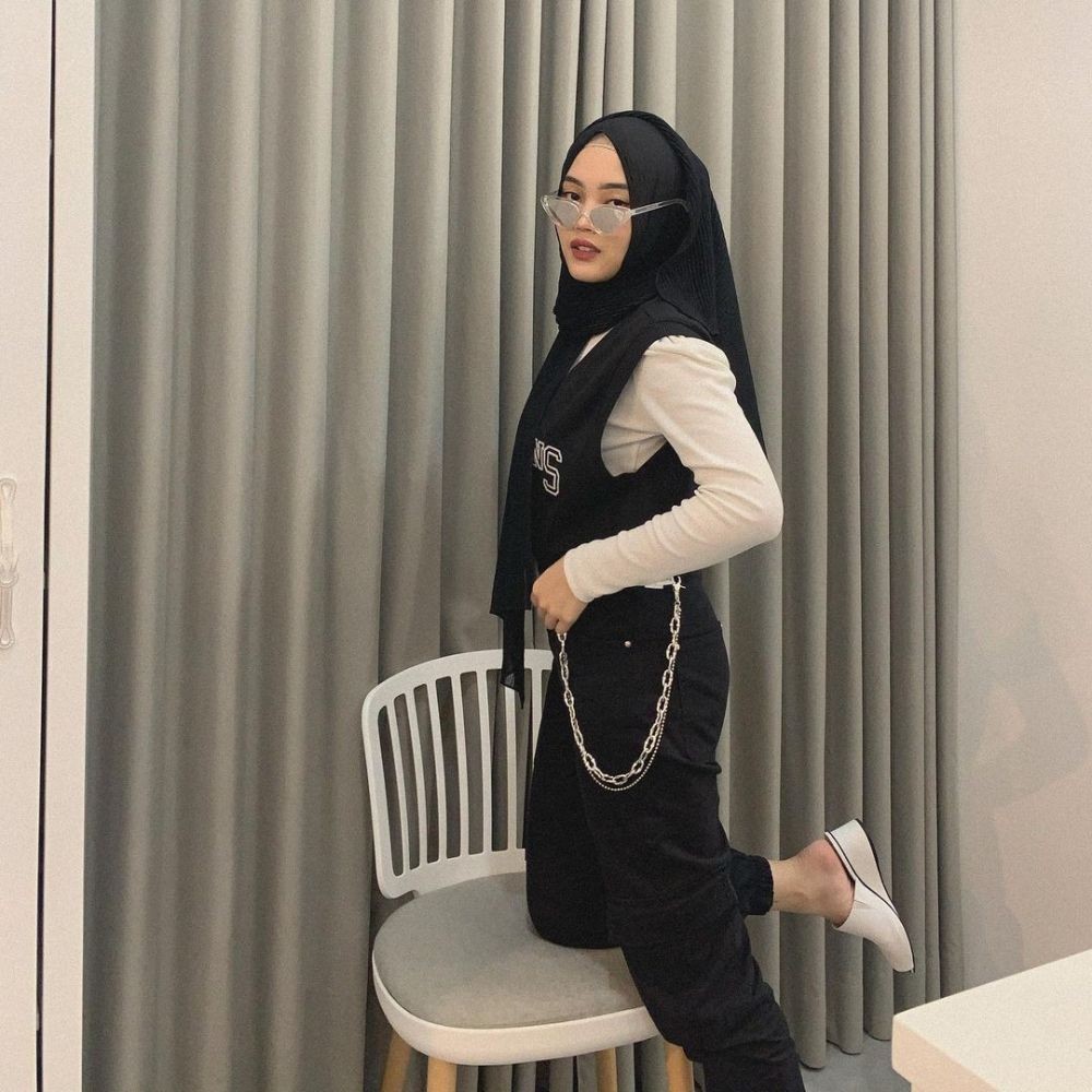 9 OOTD Hijab Boyish  ala Putri Delina