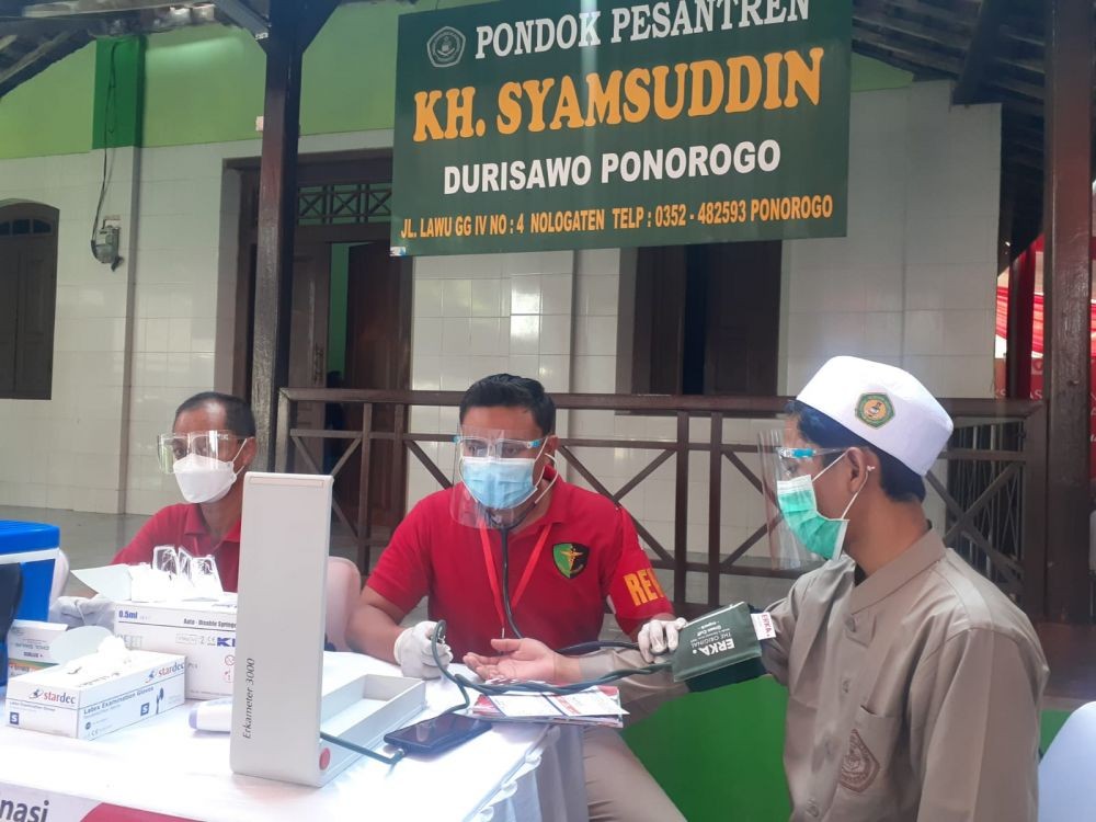 Pantau Vaksinasi di Pesantren, Jokowi Sapa Para Santri 