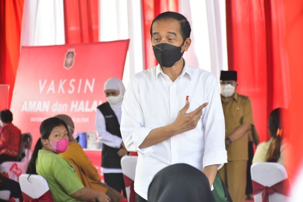 Jokowi Tinjau Vaksinasi dan Nyekar ke Makam Bung Karno di Blitar