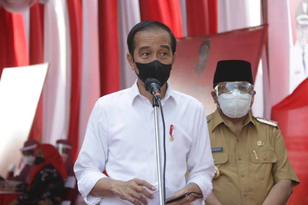 Jokowi Tinjau Vaksinasi dan Nyekar ke Makam Bung Karno di Blitar