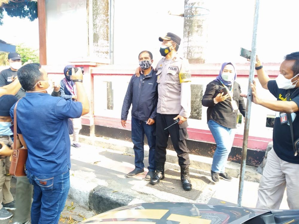 Polisi Sebut Pria Bawa Poster di Blitar Sudah Dipulangkan