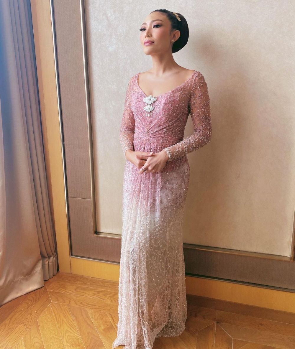 12 Inspirasi Kebaya Pink Untuk Kondangan