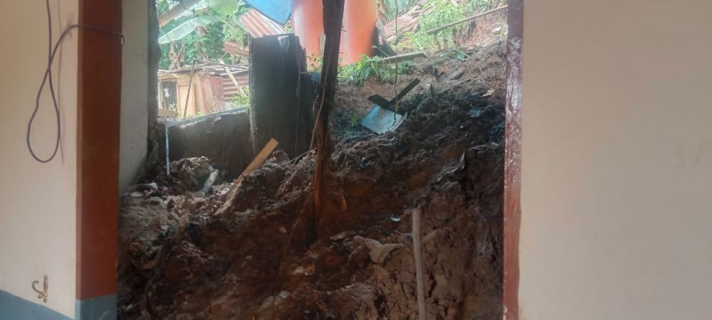 Rumah di Balikpapan Jebol Dihantam Tanah Longsor setelah Hujan Lebat