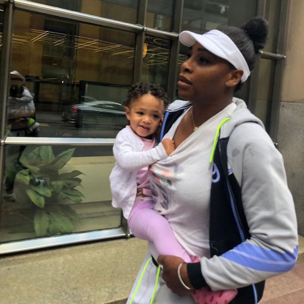 10 Momen Kebersamaan Serena Williams dan Putrinya, Diajari Main Tenis
