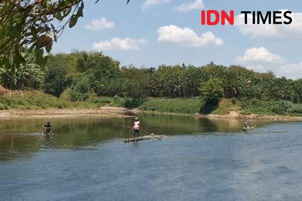 10 Potret Sungai Bengawan Solo Tercemar Limbah Ciu Alkohol