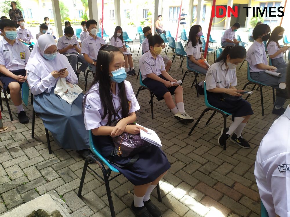Tinjau Vaksinasi dengan Sri Mulyani, Airlangga: Pelajar Antusias PTM