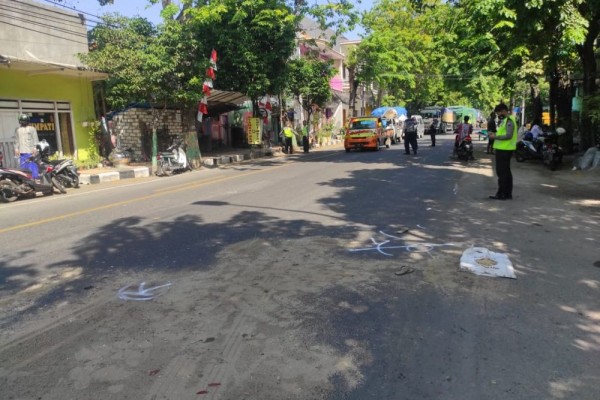 Tabrak Gundukan Pasir, Perempuan di Tuban Terlindas Truk