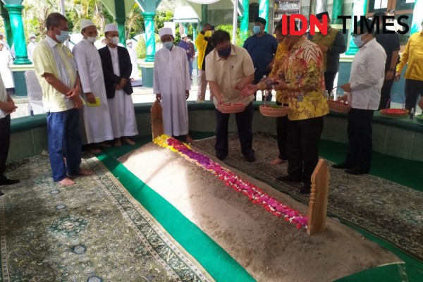 Menteri Perekonomian Airlangga Ziarah ke Makam Haji Anif