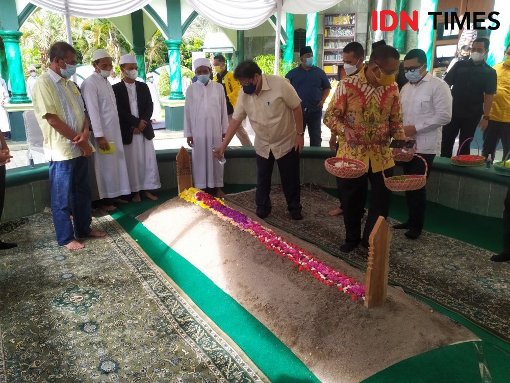 Menteri Perekonomian Airlangga Ziarah ke Makam Haji Anif