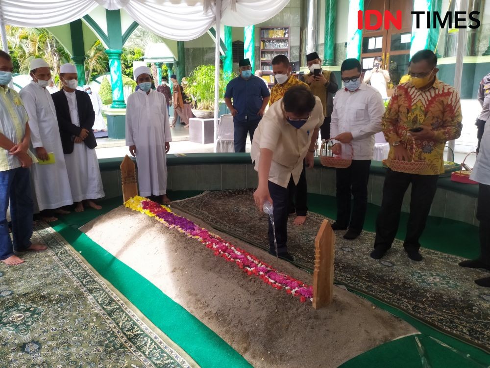 Menteri Perekonomian Airlangga Ziarah ke Makam Haji Anif