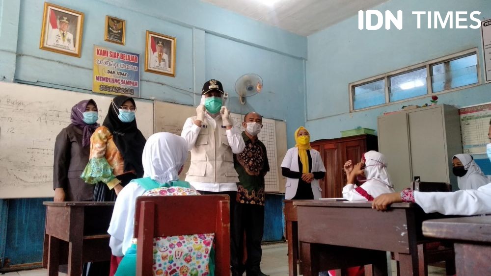 Cerita Kepsek di Palembang Kewalahan Atur Prokes Wali Murid