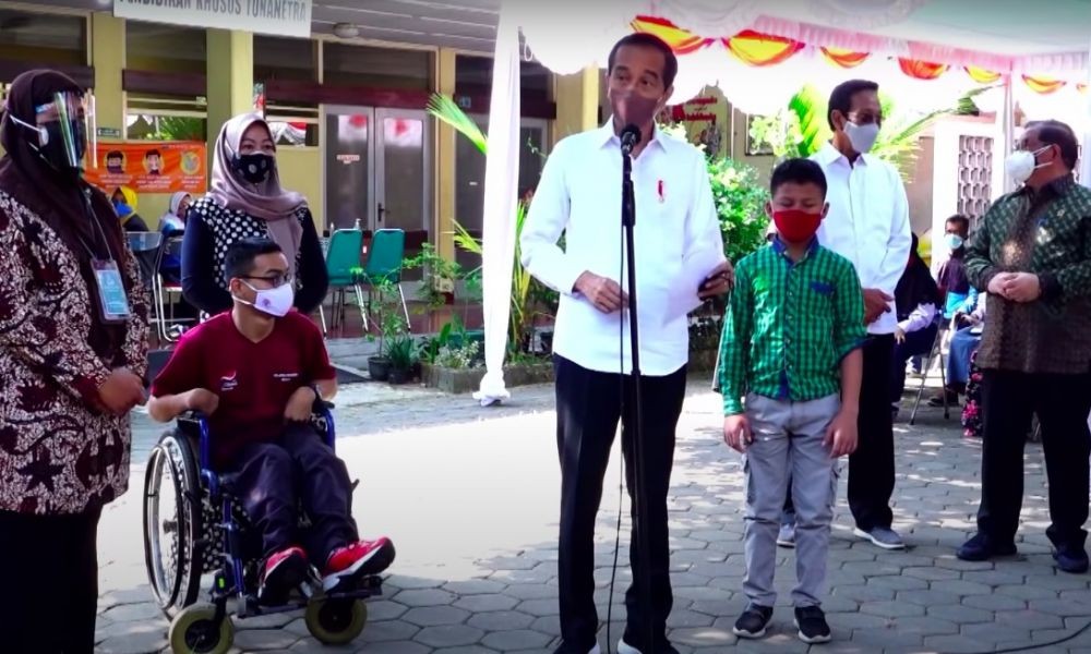 Tinjau Vaksinasi di DIY, Jokowi: COVID-19 Tak Akan Hilang