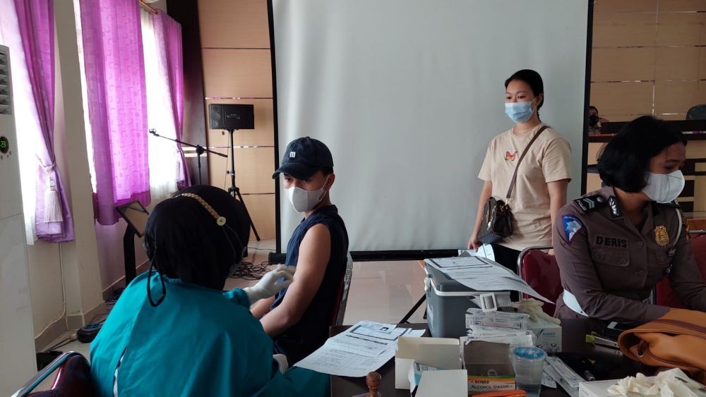 Warga Antusias Vaksinasi COVID-19, Polda Lampung Siapkan 1.500 Dosis
