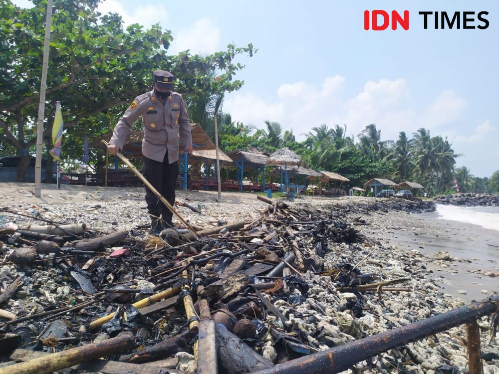 Polisi Mulai Selidiki Temuan Limbah Oli dan Aspal di Pantai Sebalang 