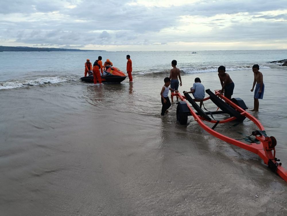 Pemuda Surabaya yang Terseret Arus Pantai Dreamland Belum Ditemukan