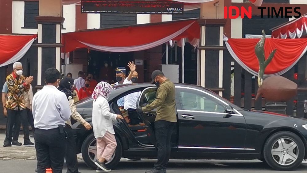 Jokowi Beri Sepeda Pelajar di Sukoharjo yang Takut Vaksin COVID-19