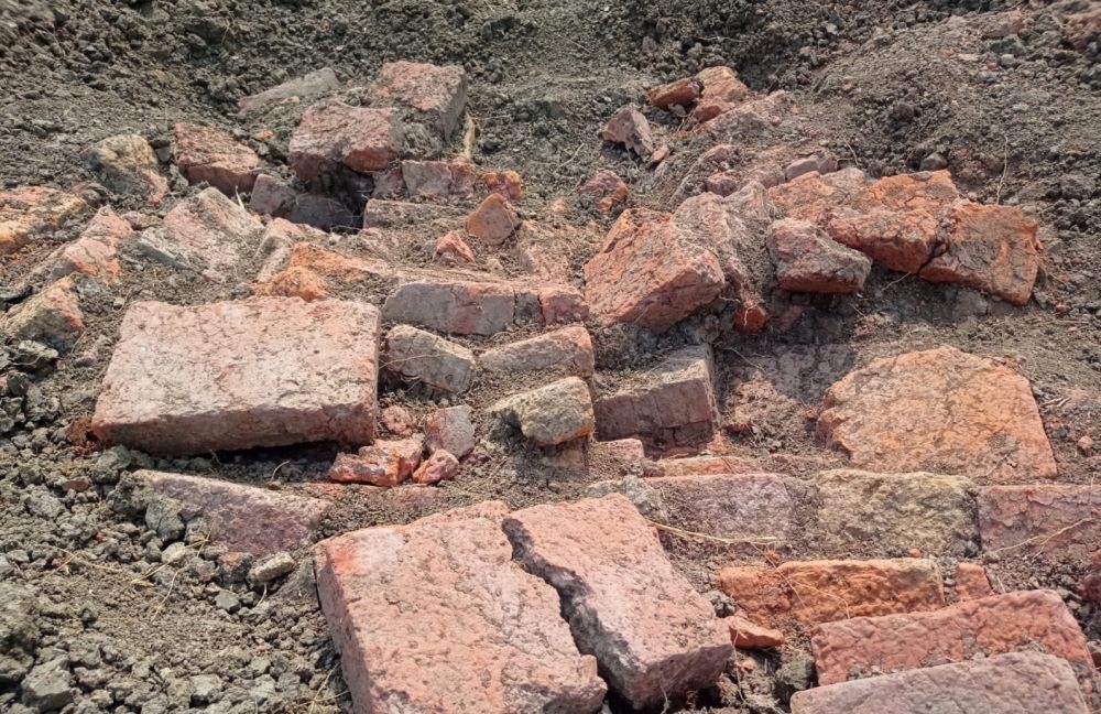 Warga Lamongan Temukan Batu Bata Merah, Diduga Struktur Bangunan Kuno