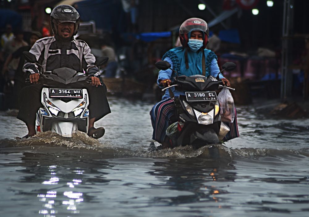 Seorang Remaja Terseret Arus Banjir Kota Serang
