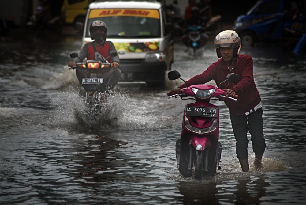 Potret Bencana, Banjir di Pasar Rau Hingga Bangunan Roboh di Sempu