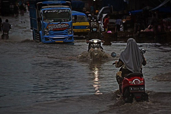 Seorang Remaja Terseret Arus Banjir Kota Serang