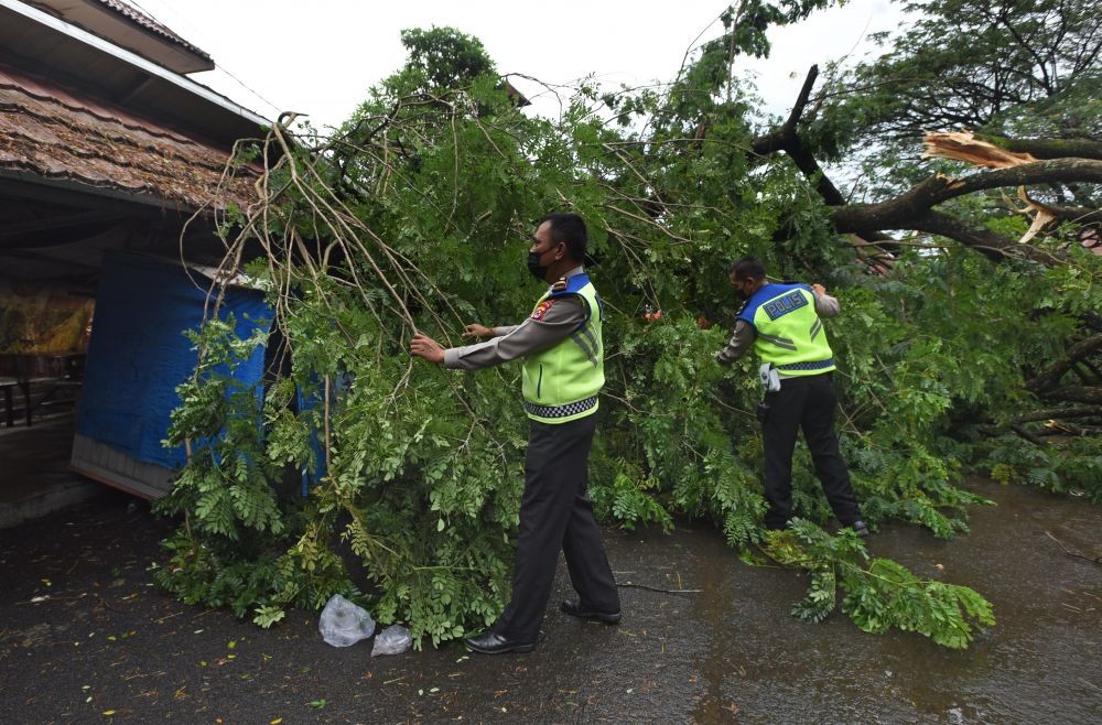 Ratusan Rumah di Tangsel Rusak Dipicu Hujan Disertai Angin Kencang