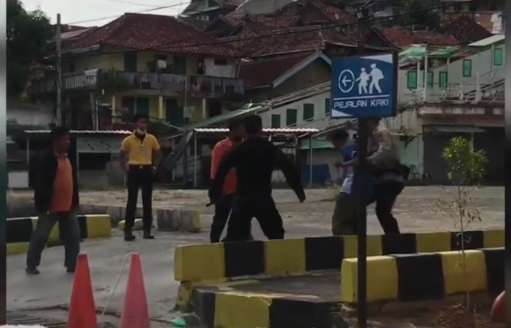 Viral! Pria Ancam Petugas dengan Pisau di Stasiun Tanjungkarang