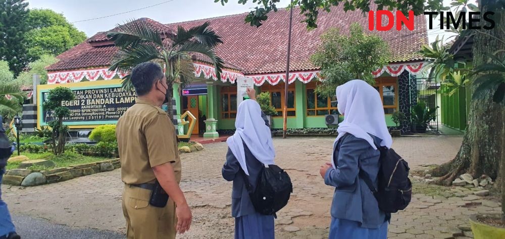 Kisah Guru SMAN 2 Bandar Lampung Terharu Bisa Mengajar Siswa di Kelas