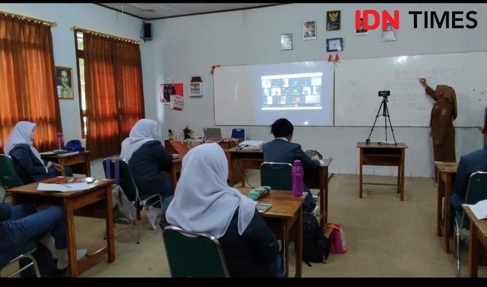 Kisah Guru SMAN 2 Bandar Lampung Terharu Bisa Mengajar Siswa di Kelas
