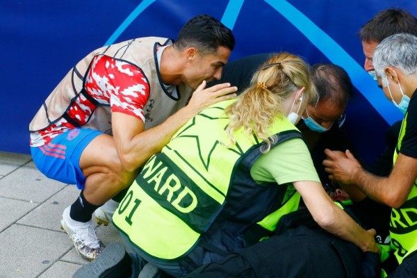 Tak Sengaja Cederai Steward, Ronaldo Berikan Jersey