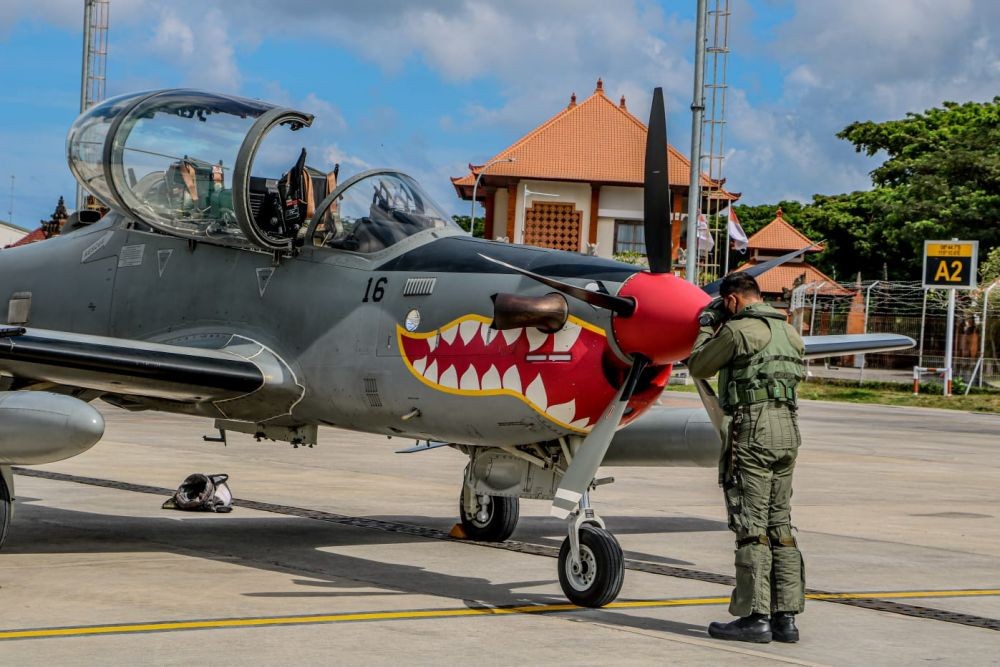 4 Pesawat Tempur Taktis Super Tucano Parkir di Lanud Ngurah Rai Bali 