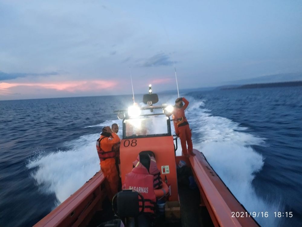 Tujuh Nelayan Terdampar di  Perairan Sumbawa Akibat Kapal Pecah