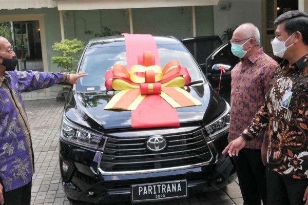 BPJAMSOSTEK Serahkan Hadiah dan Piala Paritrana Award untuk Yogyakarta