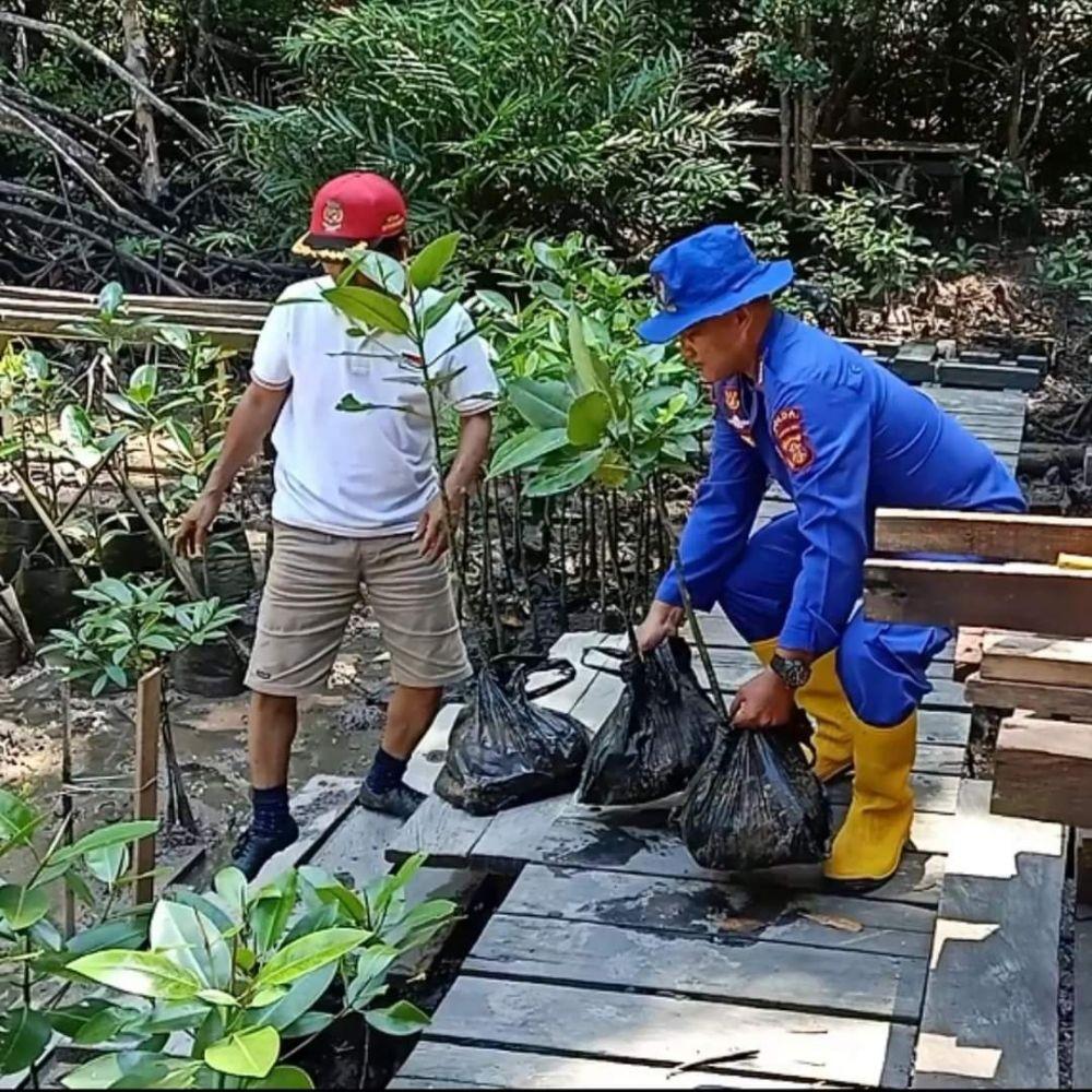 Bripka Taufik Ismail, Polisi yang Dedikasikan Diri di Teluk Balikpapan