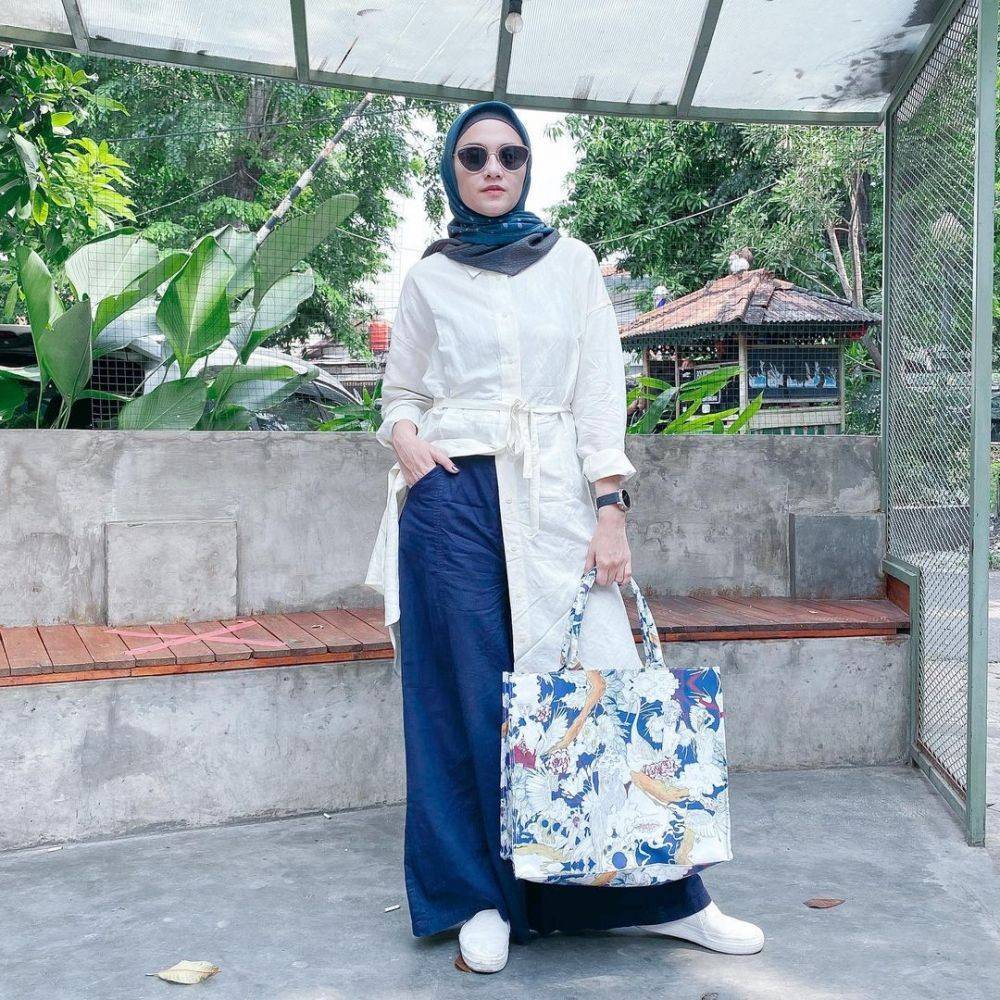 9 Ide Padu Padan Busana Dengan Hijab Warna Biru, Gorgeous!