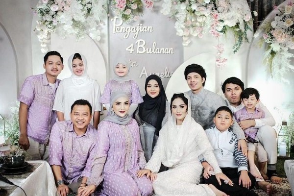 10 Potret Pengajian Empat Bulanan Kehamilan Aurel Hermansyah, Akur!