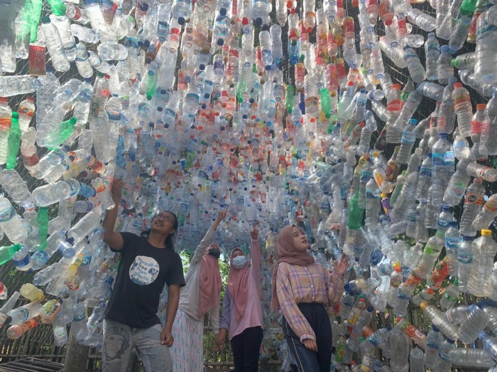 Resah Pencemaran Sungai, Ecoton Bikin Lorong Botol Plastik