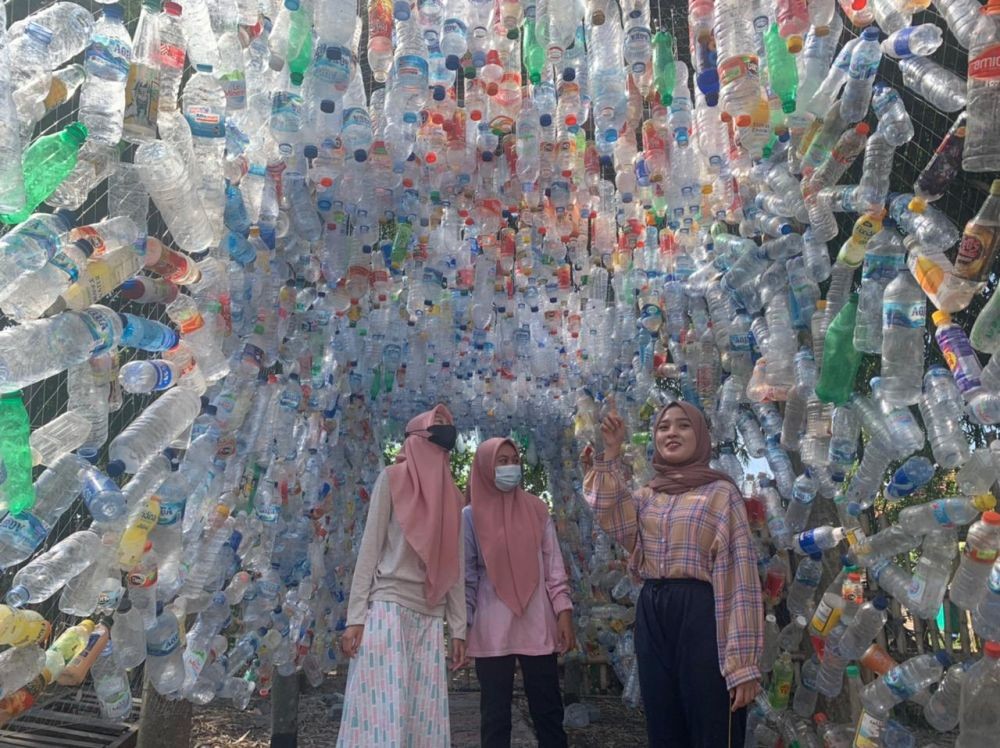 Resah Pencemaran Sungai, Ecoton Bikin Lorong Botol Plastik