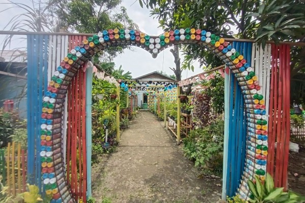Dengan Ecobricks, Rina Ubah Sampah Jadi Indah di Desa Pematang Johar