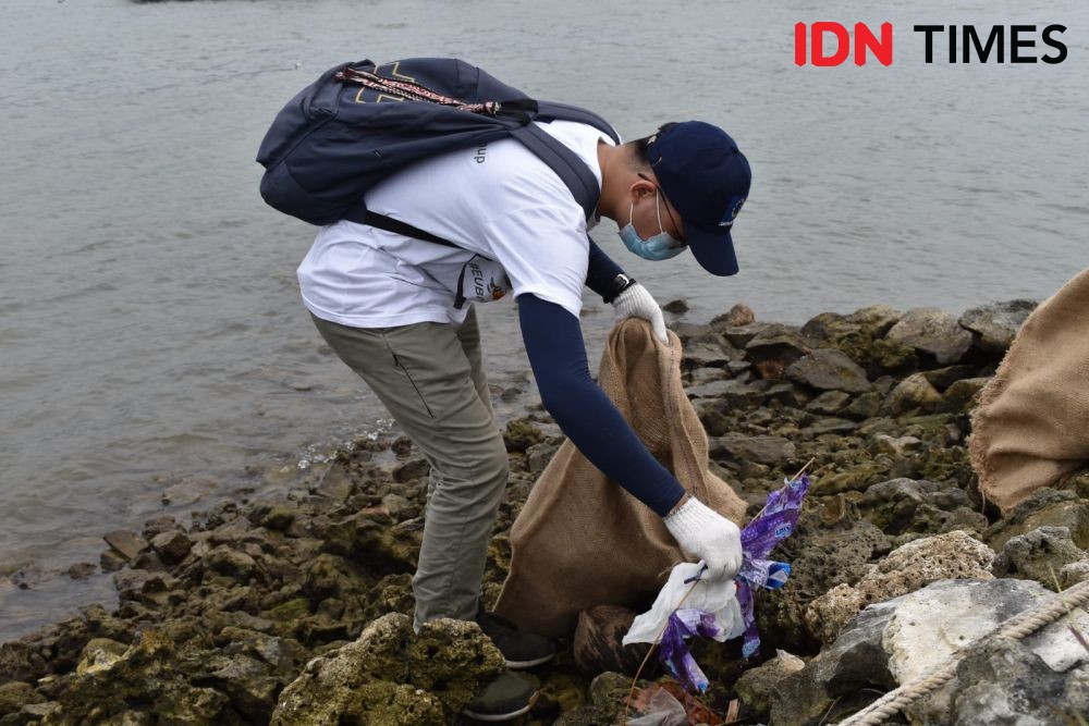 Melongok Millenials Lampung Bersihkan Sampah Laut di Pulau Pasaran