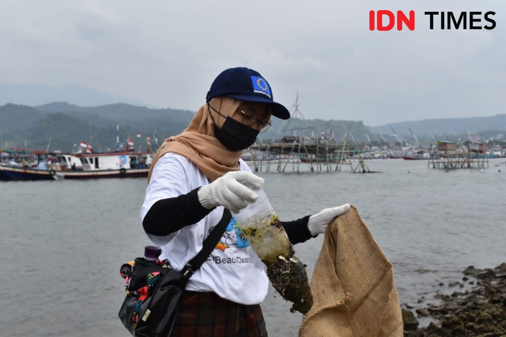 Melongok Millenials Lampung Bersihkan Sampah Laut di Pulau Pasaran
