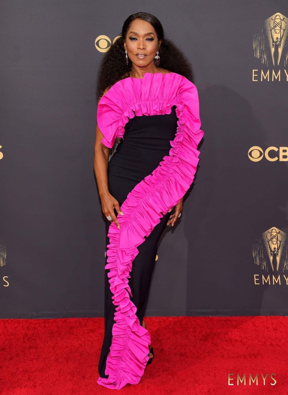 16 Style Artis Di Emmy Awards, Berkelas Maksimal!