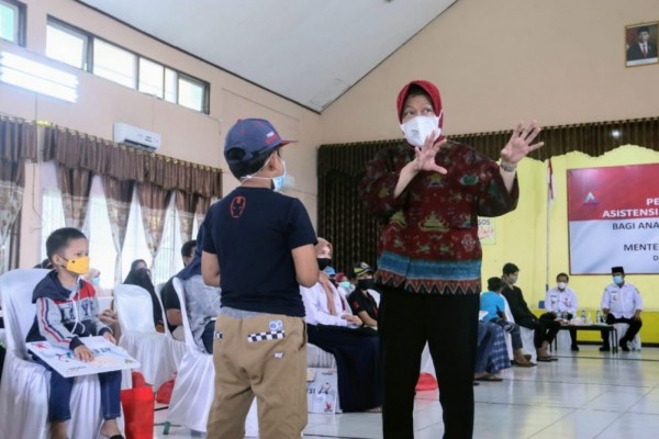 Risma Temui Anak Yatim karena COVID-19 di Kalsel, Pesannya Menyentuh!