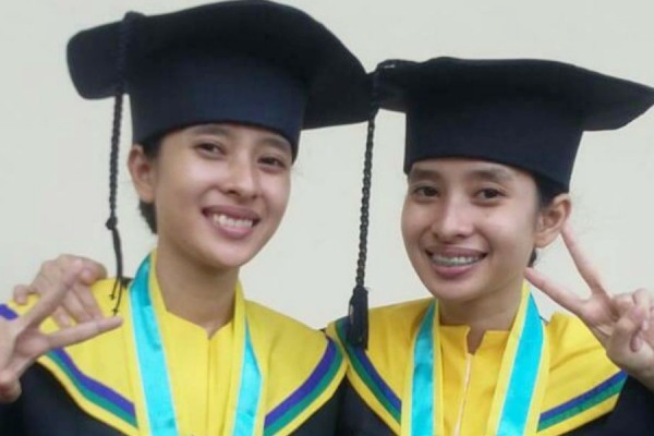 Cerita Dua Wisudawan Kembar di Unair