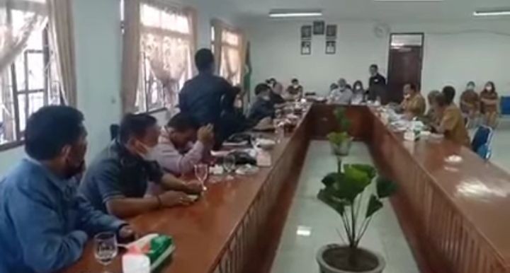 Berakhir Ricuh, Ketua DPRD Humbahas Disiram Air Saat Rapat P-APBD