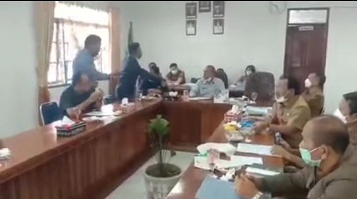 Berakhir Ricuh, Ketua DPRD Humbahas Disiram Air Saat Rapat P-APBD