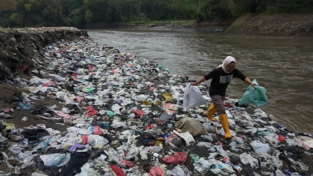 Sampah Plastik Branded Ditemukan di Hulu-Hilir Sungai Brantas