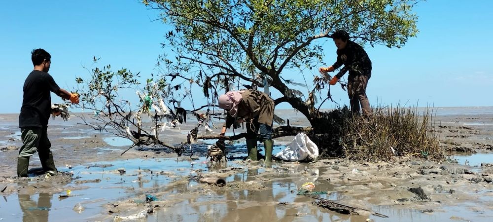Sampah Plastik Branded Ditemukan di Hulu-Hilir Sungai Brantas