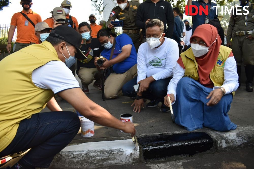 Potret Warga Bandung Bebersih Kota Jelang Hari Jadi ke-211 