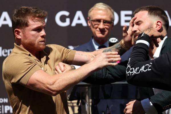 Heboh Canelo Alvarez Berantem di Luar Ring Tinju