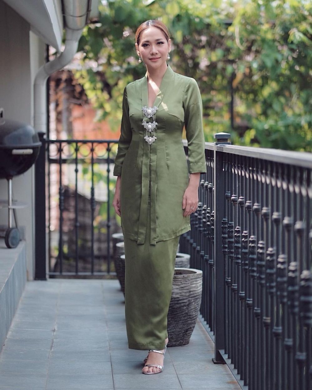 5 Inspirasi Outfit Kondangan Olive Green